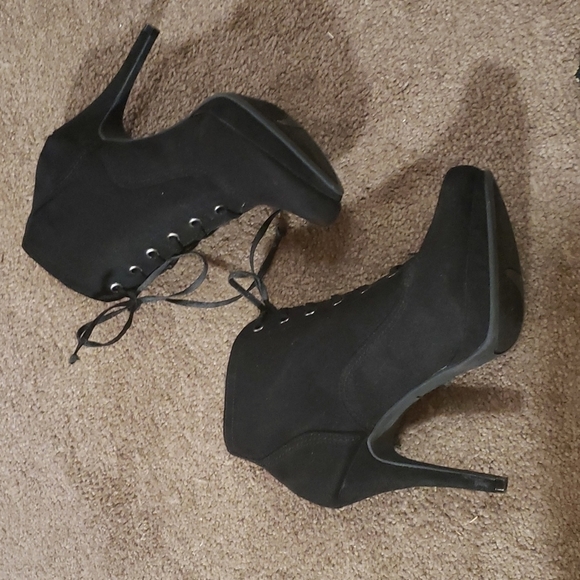 Fioni Black Heeled Boots - Picture 6 of 8